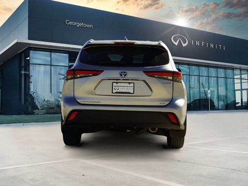 Used 2023 Toyota Highlander XLE image 6