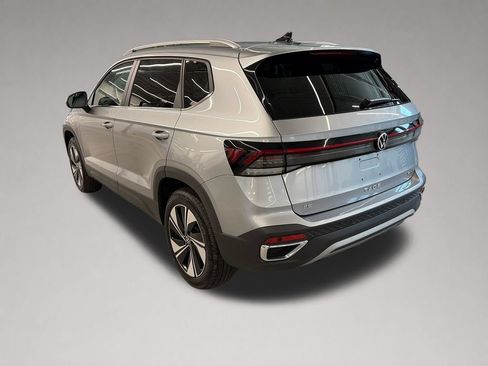 Used 2025 Volkswagen Taos SE w/ Panoramic Sunroof Package AWD/4WD image 5