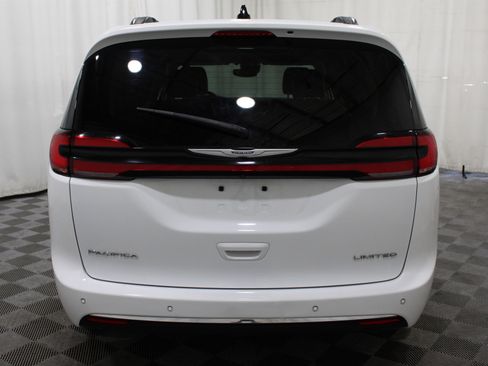 Used 2023 Chrysler Pacifica Limited FWD image 33