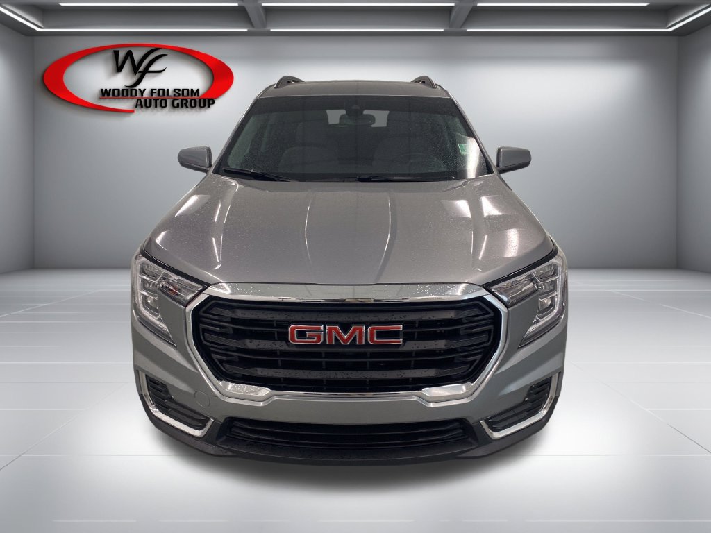 Used 2024 GMC Terrain SLE w/ Driver Convenience Package FWD image 2