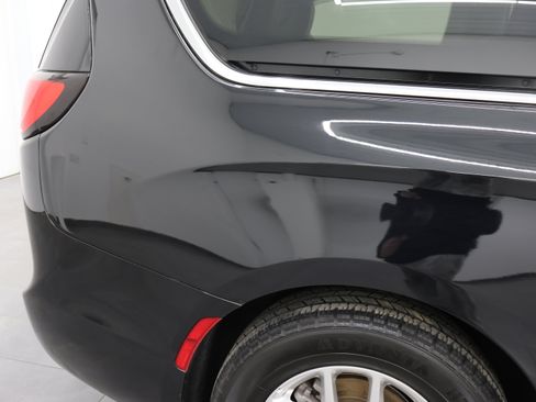 Used 2024 Chrysler Pacifica Touring-L image 24