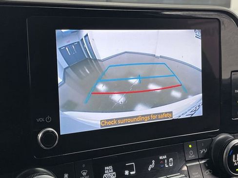 Used 2023 Toyota Highlander LE AWD/4WD image 33