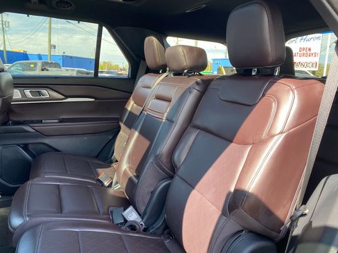 Used 2025 Ford Explorer Platinum AWD/4WD image 19
