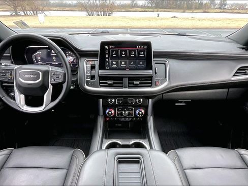 Used 2024 GMC Yukon SLT w/ SLT Luxury Package image 12