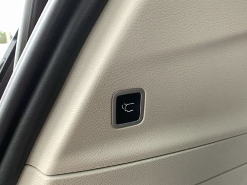 Used 2023 Chrysler Pacifica Touring-L FWD image 26