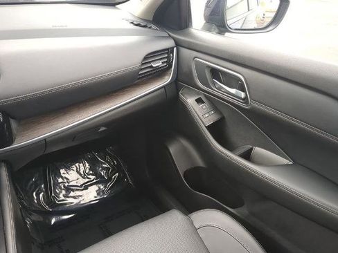 Certified 2025 Nissan Rogue Platinum image 17