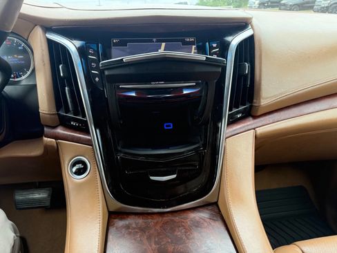 Used 2016 Cadillac Escalade Platinum AWD/4WD image 24
