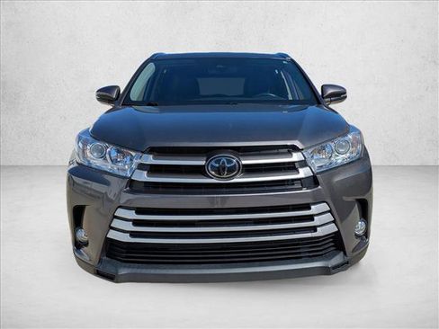 Used 2018 Toyota Highlander XLE image 2
