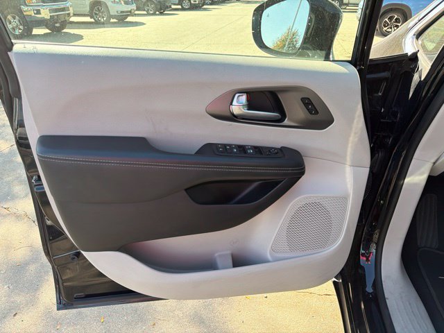 Used 2024 Chrysler Pacifica Touring-L FWD image 11