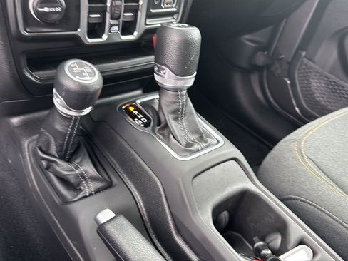 Used 2025 Jeep Wrangler Sahara image 23