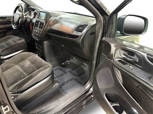 Used 2017 Dodge Grand Caravan SE image 11