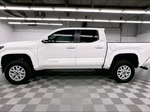 Used 2025 Toyota Tacoma SR5 AWD/4WD image 14
