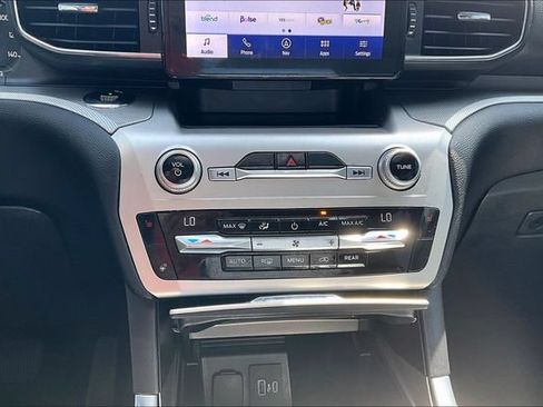 Used 2021 Ford Explorer XLT w/ Equipment Group 202A AWD/4WD image 32