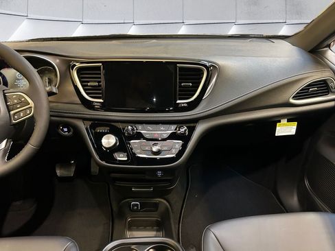 New 2026 Chrysler Pacifica Select image 12