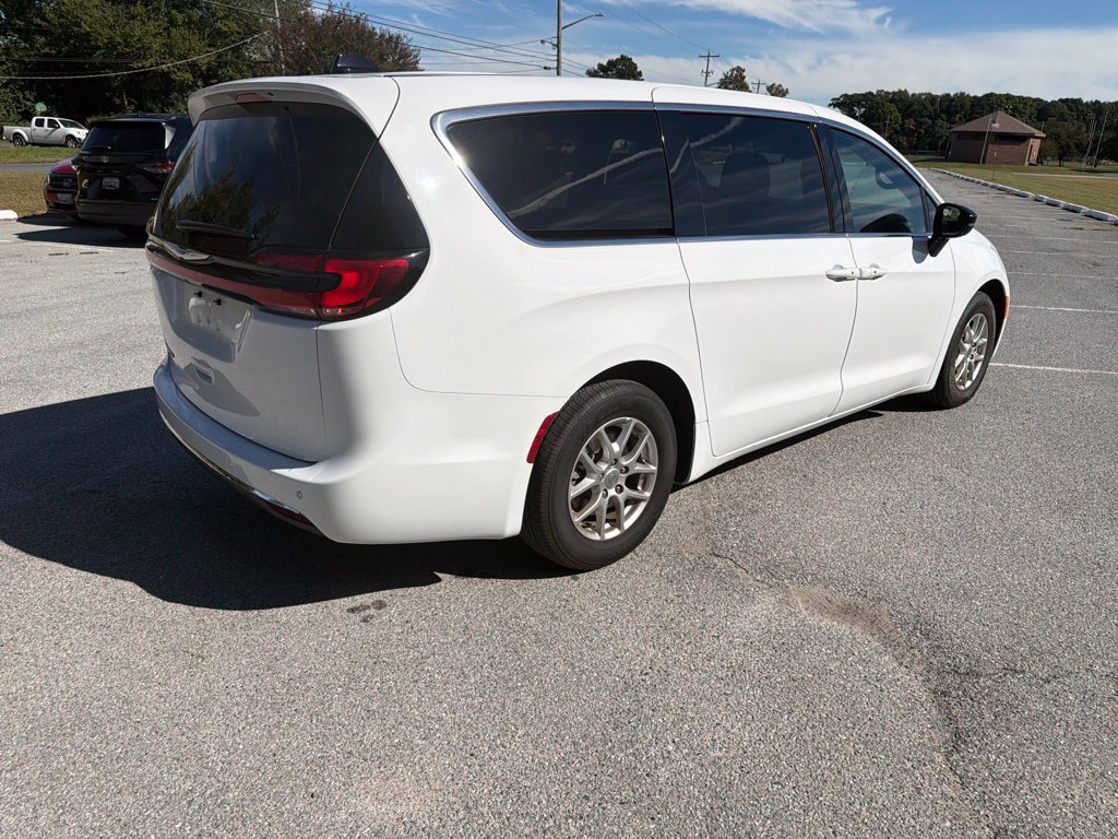 Used 2025 Chrysler Pacifica Select FWD image 8