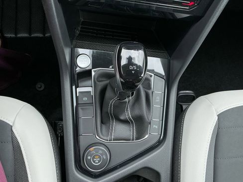 New 2025 Volkswagen Taos SE image 23