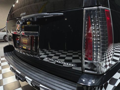 Used 2013 Cadillac Escalade Premium image 33