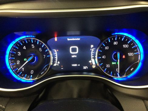 Used 2024 Chrysler Pacifica Touring-L image 23