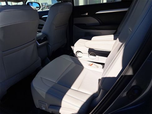 Used 2019 Toyota Highlander XLE image 24