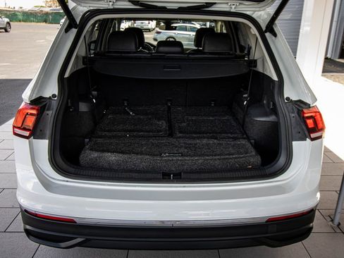 Used 2022 Volkswagen Tiguan SE w/ Panoramic Sunroof Package image 16