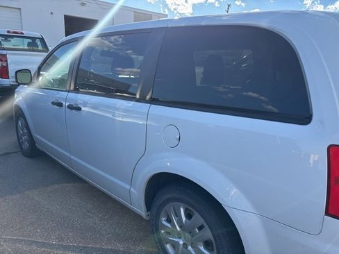 Used 2019 Dodge Grand Caravan SE image 4