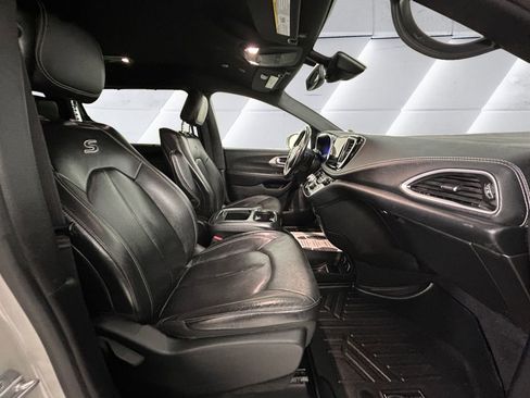 Used 2021 Chrysler Pacifica Touring-L w/ Uconnect Theater Family Group image 13
