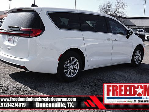 New 2026 Chrysler Pacifica Select image 5