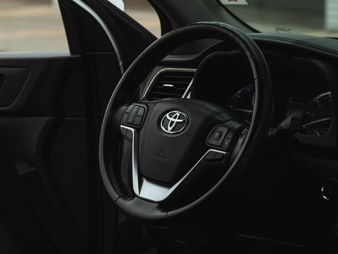 Used 2017 Toyota Highlander XLE image 27