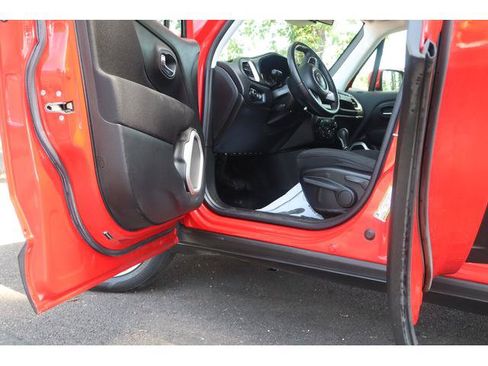 Used 2021 Jeep Renegade Latitude AWD/4WD image 22