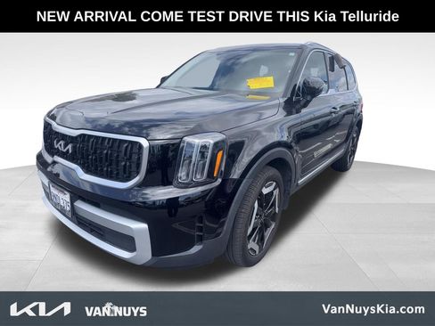 Used 2024 Kia Telluride EX w/ EX Captain's Chair Package FWD image 2