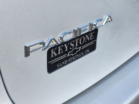 Used 2024 Chrysler Pacifica Touring-L image 10