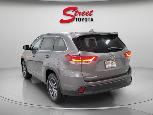 Used 2018 Toyota Highlander XLE FWD image 2