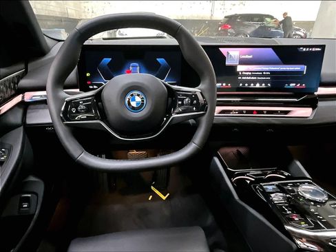 Used 2024 BMW i5 eDrive40i w/ Executive Package RWD image 8