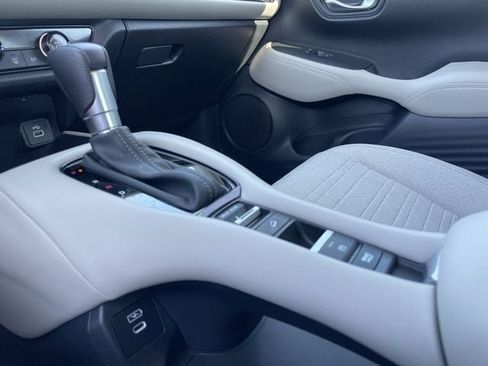 Certified 2025 Honda HR-V LX image 19