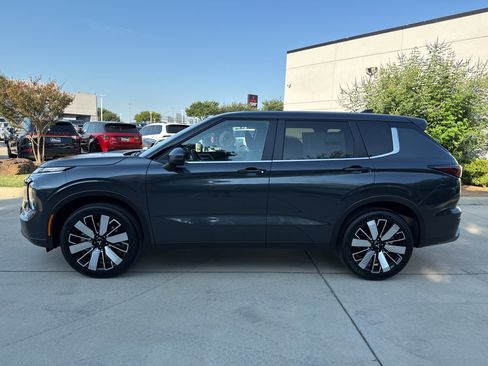 New 2025 Mitsubishi Outlander SE image 4