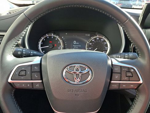 Used 2025 Toyota Highlander XLE image 19