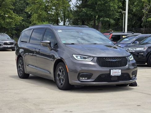 Used 2021 Chrysler Pacifica Limited w/ Uconnect Theater Family Group FWD image 2