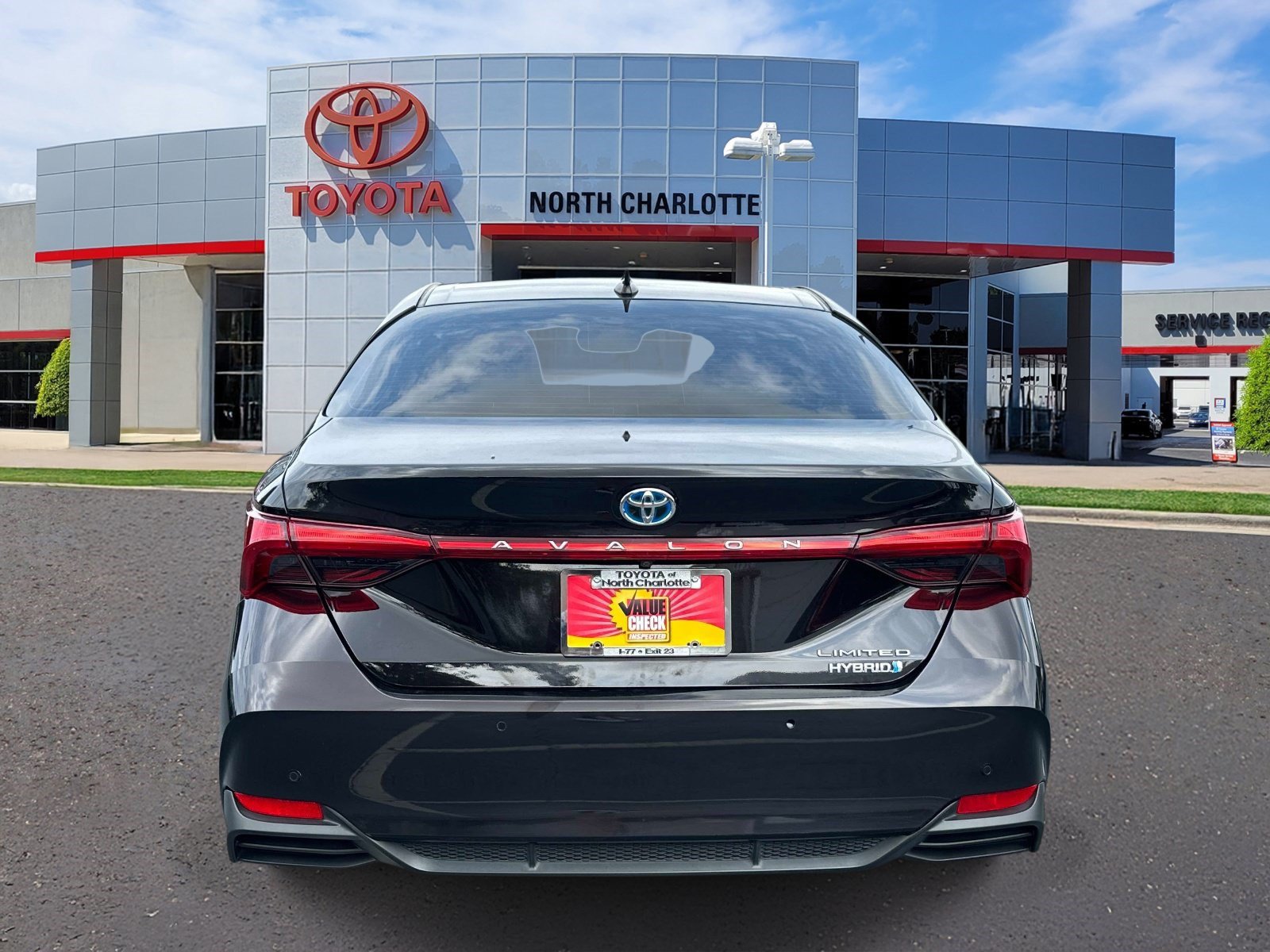 Used 2021 Toyota Avalon Limited w/ Advanced Safety Package FWD image 5