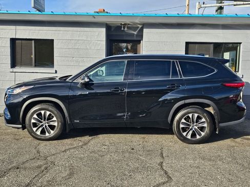 Used 2021 Toyota Highlander XLE image 2
