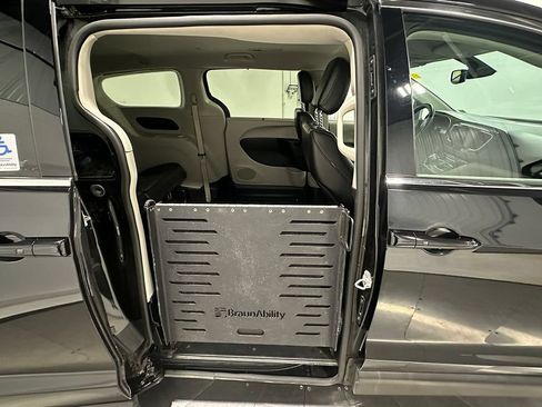 Used 2020 Chrysler Voyager Lxi FWD image 29