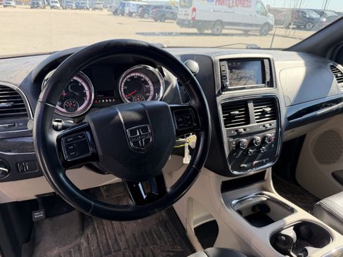 Used 2018 Dodge Grand Caravan SXT FWD image 5