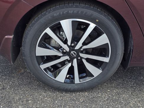Used 2025 Nissan Sentra SV w/ SV Premium Package FWD image 5