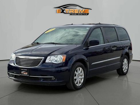 Used 2016 Chrysler Town & Country Touring image 2