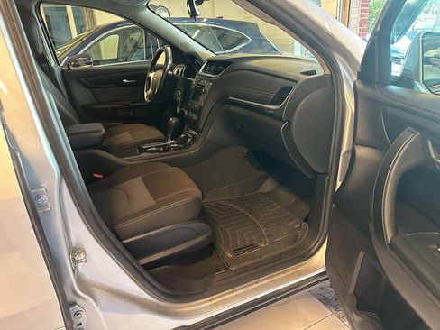 Used 2017 Chevrolet Traverse LT w/ Style and Technology Package FWD image 18