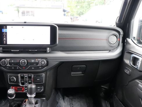 Used 2026 Jeep Wrangler Unlimited Rubicon AWD/4WD image 18
