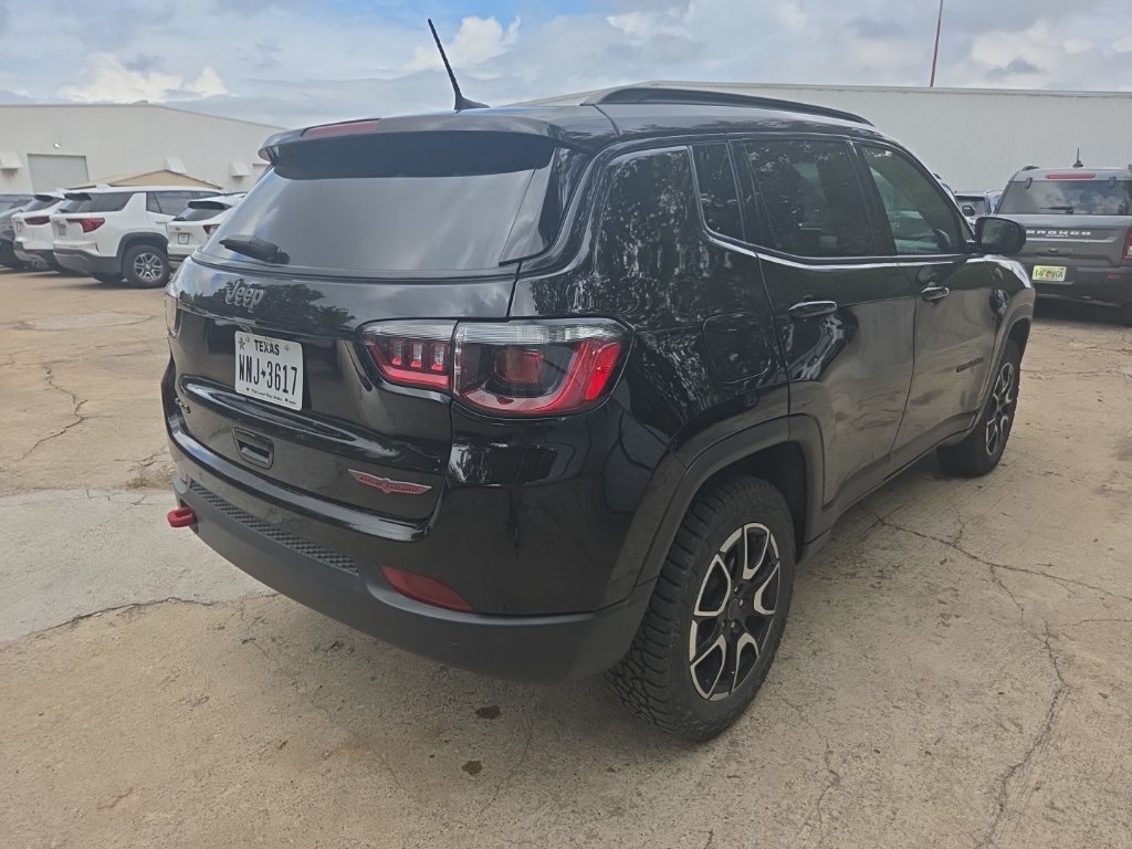 Used 2025 Jeep Compass Trailhawk AWD/4WD image 9