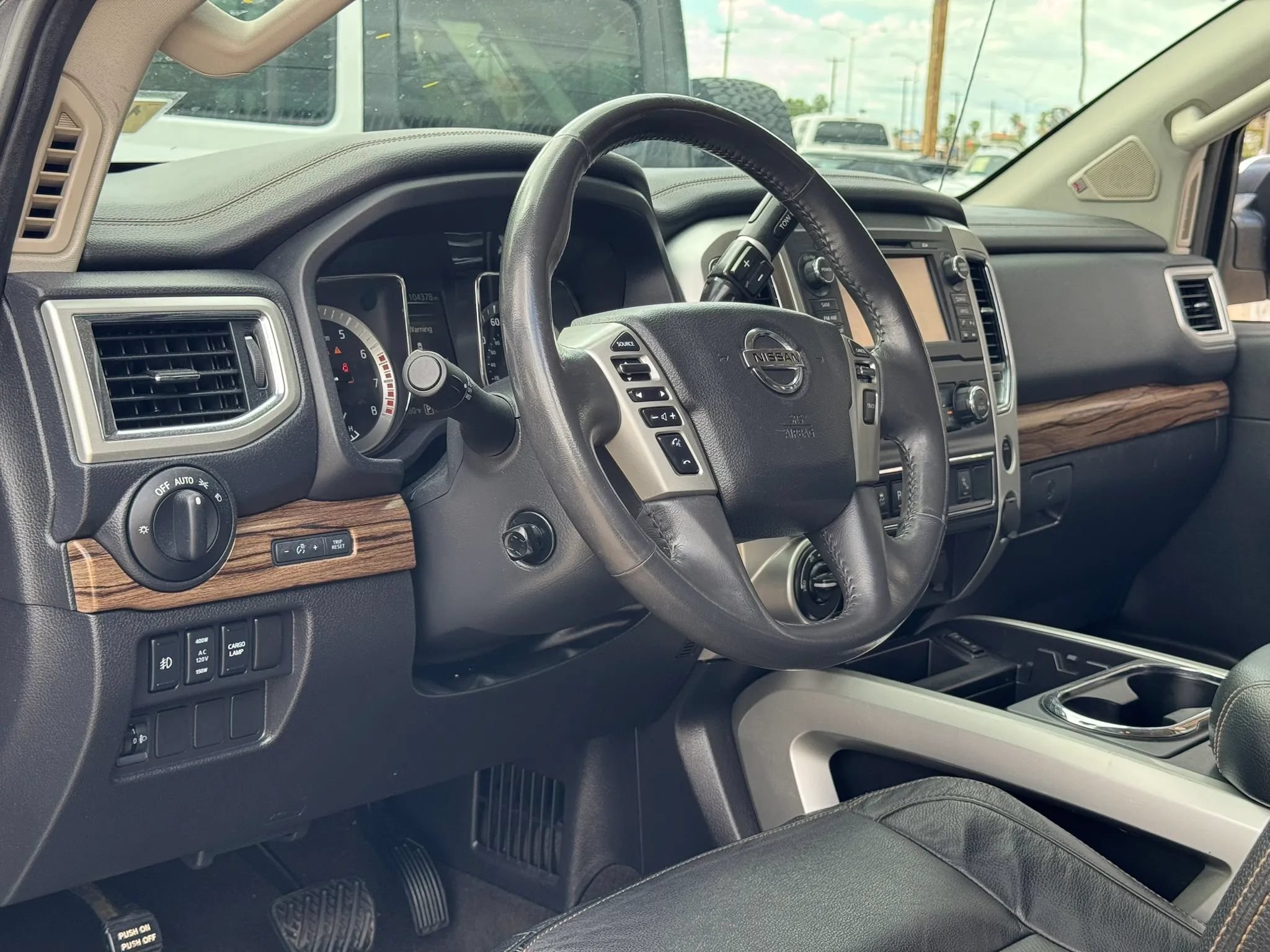 Used 2017 Nissan Titan SL AWD/4WD image 13
