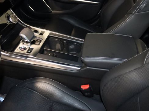 Used 2021 Jaguar XF R-Dynamic SE image 39