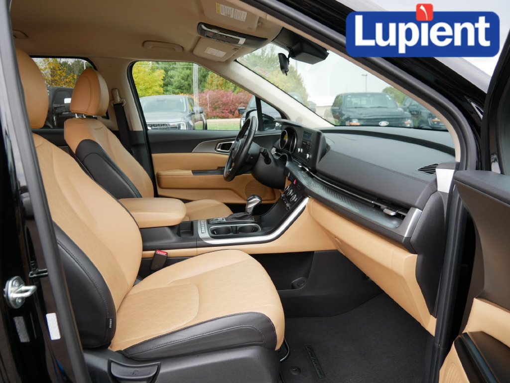 Used 2024 Kia Carnival LX FWD image 13