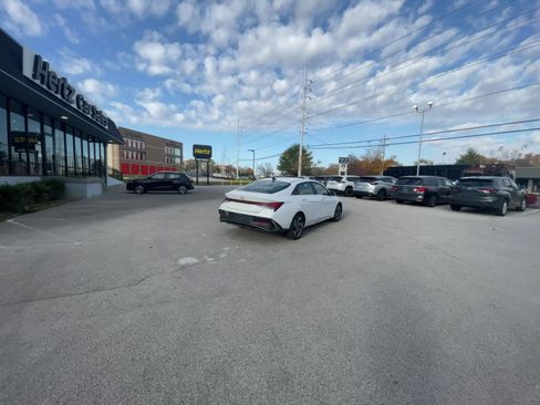 Used 2025 Hyundai Elantra Limited image 14